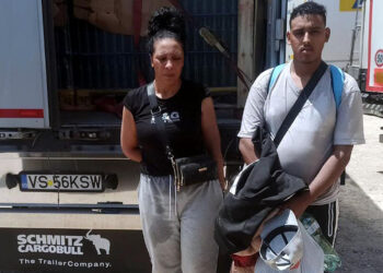Jandarmanın TIR'da yaptığı aramada 2 kaçak göçmen yakalandı
