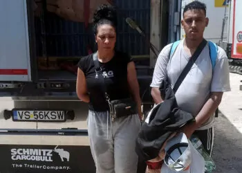 Jandarmanın tir'da yaptığı aramada 2 kaçak göçmen yakalandı