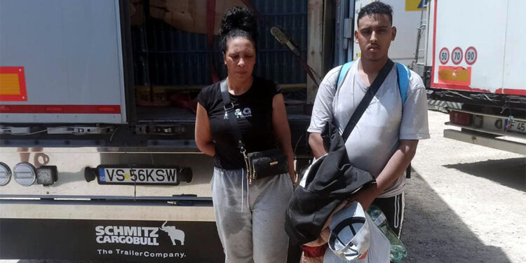 Jandarmanın TIR'da yaptığı aramada 2 kaçak göçmen yakalandı