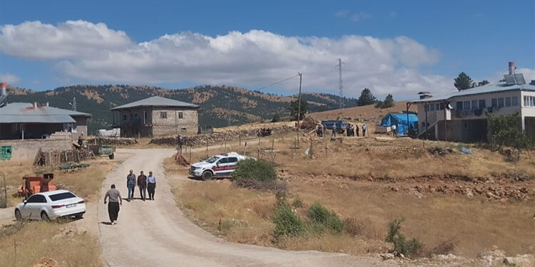 Konuşmak için evine gittiği eski eşini öldürüp intihar etti