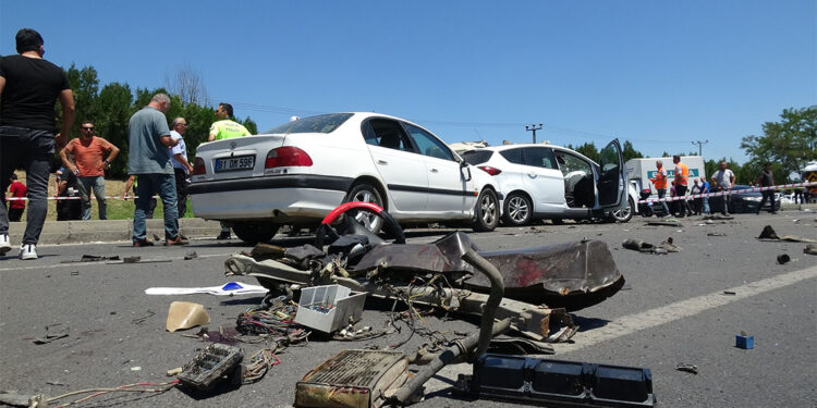 Bolu'da kavşakta 4 otomobil kaza yaptı; 2 ölü, 3 yaralı