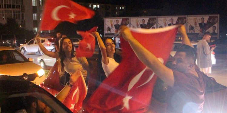 A Milli Futbol Takımı'nın galibiyeti coşkuyla kutlandı