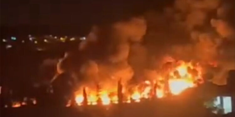 Şanlıurfa'da akaryakıt yüklü tankerler alev aldı