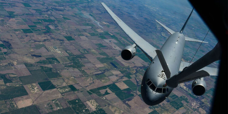 ABD nakliye uçağı 45 saat iniş yapmadan dolaştı