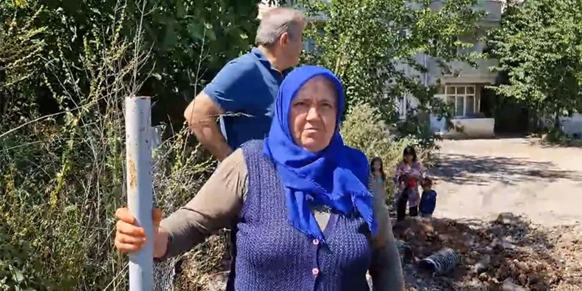 Zonguldak'ın ereğli ilçesinde 60 dairenin bulunduğu 18 binaya giden yolun arsasından geçtiği ergün sever arsasından geçen yolu mahkeme kararıyla ulaşıma kapattı.