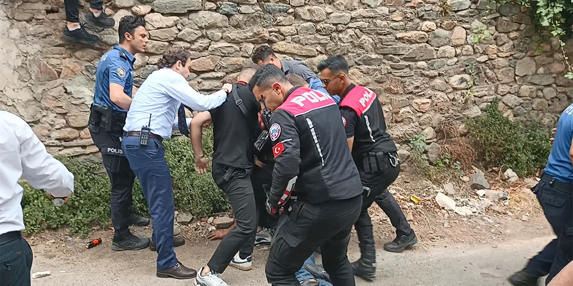 Bursa'da Feyzullah Yasa (68), çöp evini temizlemeye gelen ekibe bıçak çekti, ikna etmeye çalışan polis memuru T.K.'yi kolundan bıçakladı.