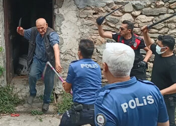 Çöp evini temizlemeye gelen ekibe bıçak çekti