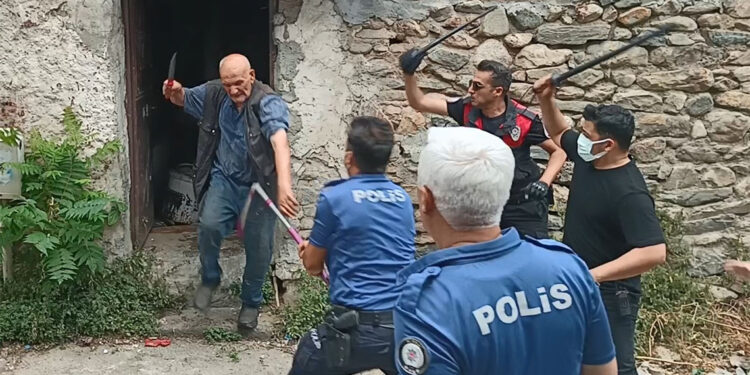 Çöp evini temizlemeye gelen ekibe bıçak çekti