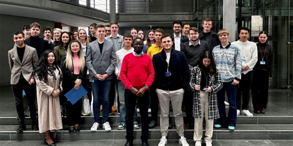 Afrika kökenli ilk Almanya Federal Meclis Üyesi Karamba Diaby federal seçimlere, “Ailemle vakit geçireceğim” diyerek katılmayacağını açıkladı.