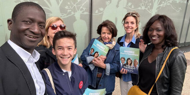 Milletvekili adayı, Paris'te seçim afişi asarken saldırıya uğradı