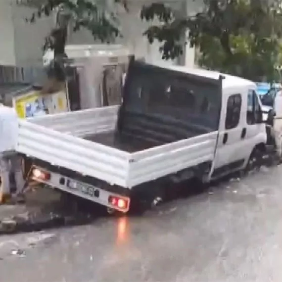 Bayrampaşa'da yol çöktü. Açılan çukura düşen kamyonet ve otomobili çevredekilerin yardımıyla çıkarıldı. O anlar çevrede bulunan bir iş yerinin güvenlik kamerasına yansıdı.