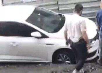 Bayrampaşa'da yol çöktü, araçlar içine düştü