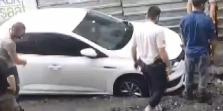 Bayrampaşa'da yol çöktü, araçlar içine düştü
