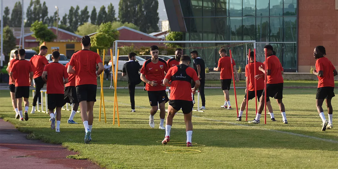 Kayserispor teknik direktörü burak yılmaz, "kayserispor’un bu ligde devam etmesini istiyoruz. Hedef küme düşmemek değil, kayserispor'un hedefi daha büyük olmalı" dedi.