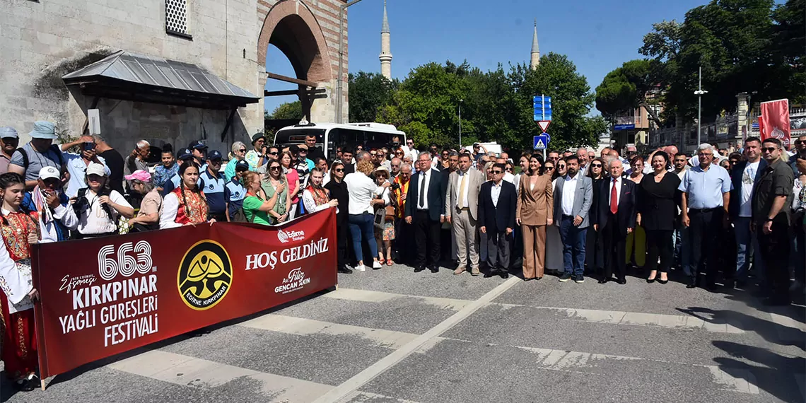 Tarihi kırkpınar yağlı güreşleri'nde, geleneksel 'ağa karşılama' töreni