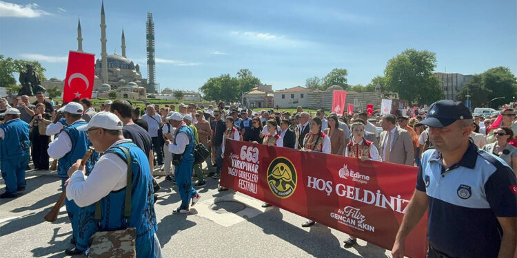 Tarihi Kırkpınar Yağlı Güreşleri'nde, geleneksel 'ağa karşılama' töreni