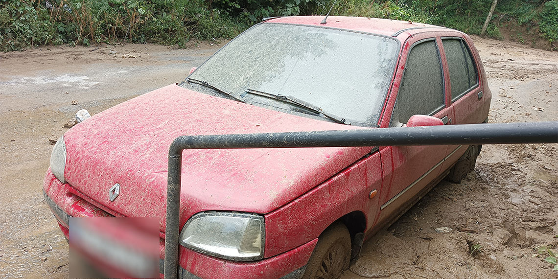 Marmara Bölgesi'nde dün etkili olan sağanak, Bursa'da da yaşamı olumsuz etkiledi. Bursa'daki selde suya kapılan 5 araç zarar gördü.
