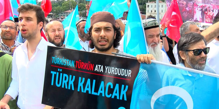 Sarıyer'de Urumçi katliamı protesto edildi