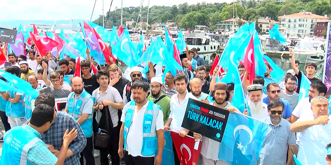 Uluslararası Doğu Türkistan Sivil Toplum Kuruluşları Birliği Çin'de çok sayıda Doğu Türkistanlı'nın hayatını kaybettiği Urumçi katliamı protesto edildi.