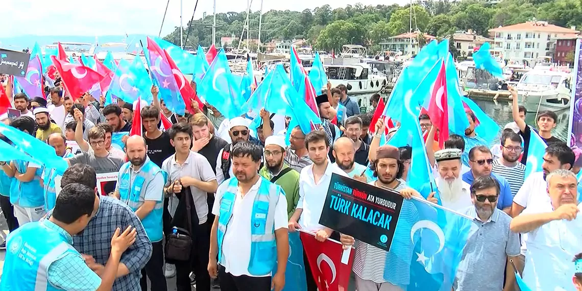 Uluslararası doğu türkistan sivil toplum kuruluşları birliği çin'de çok sayıda doğu türkistanlı'nın hayatını kaybettiği urumçi katliamı protesto edildi.