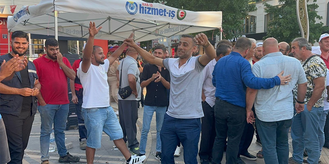 Yalova Belediyesi'nde sözleşmesi feshedilen 86 işçi işe geri alınmak için başlattığı eylem 6'ncı gününde işe geri alındı.