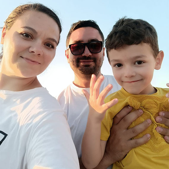 Bursa’da, özel bir diş kliniğinde sedasyon altında, 1 dişi çekilen, 1’i kanal tedavisi olmak üzere 4 dişine de dolgu yapıldıktan sonra rahatsızlanan ve götürüldüğü hastanede yaşamını yitiren 5 yaşındaki Deniz Sönmez'in ailesi, evlat acısını unutamıyor. 