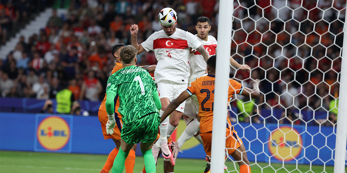 A Milli Takımımız çeyrek finalde Hollanda'ya 2-1 mağlup olup turnuvaya veda etti. Türkiye-Hollanda maçı Avrupa basınında da yer aldı.