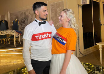 Türk damat ile Hollandalı gelinin milli maç coşkusu