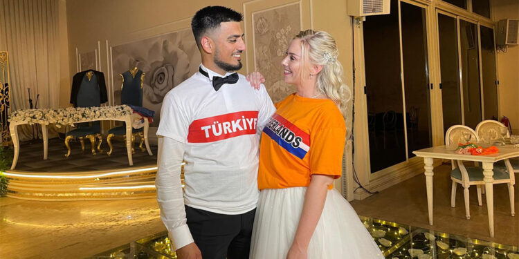 Türk damat ile Hollandalı gelinin milli maç coşkusu