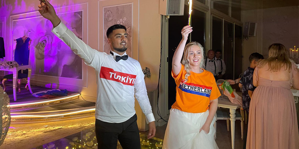 Ankara'da hayatlarını birleştiren Türk damat ile Hollandalı gelin Kim Brakman (25), düğünde Türkiye-Hollanda maçını izledi.