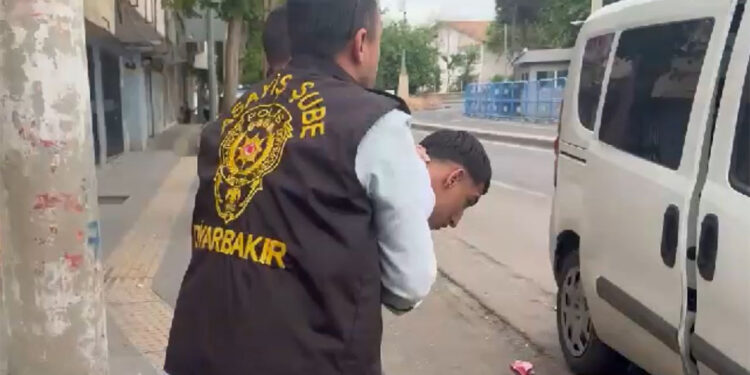 Diyarbakır'da Demir operasyonu; 10 gözaltı