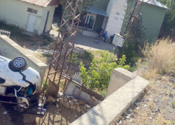 Erzurum'da otomobil 5 metreden düştü; 3 ölü 4 yaralı