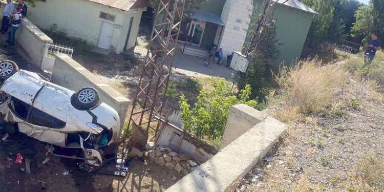Erzurum'da otomobil 5 metreden düştü; 3 ölü 4 yaralı