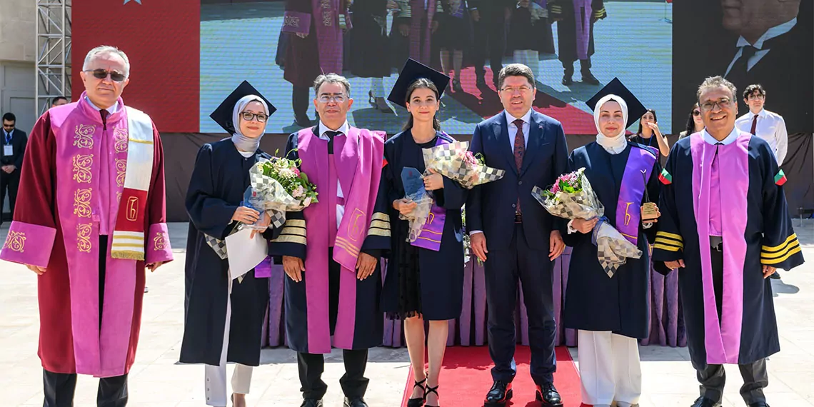 Adalet bakanı yılmaz tunç, "bu yıldan itibaren eylül sonunda hukuk mesleklerine giriş sınavını ilk kez yapacağız. Hakim, savcı yardımcılığı sistemine geçtik" dedi.