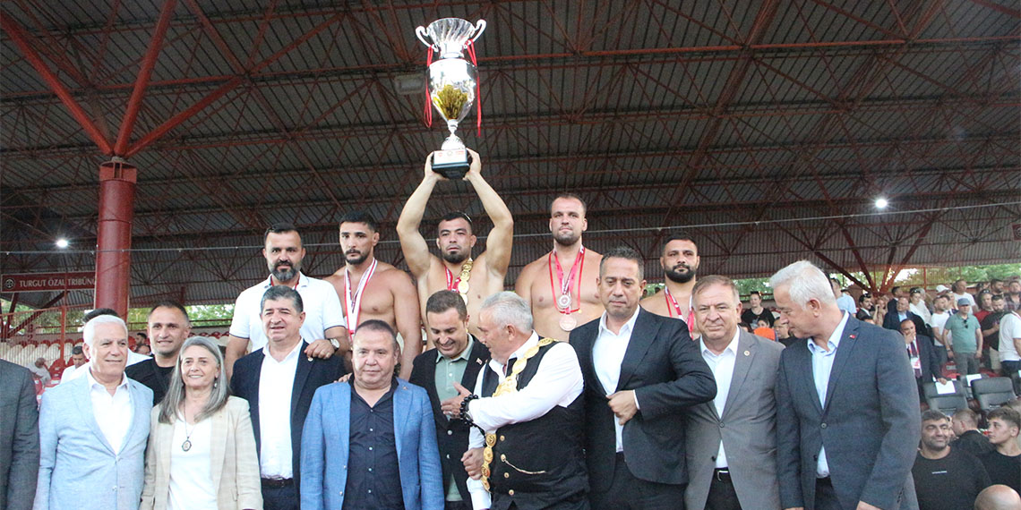 Kırkpınar Yağlı Güreşleri'nde dereceye giren 59 pehlivan belli oldu. Pehlivanlar, ödüllerini Sarayiçi Er Meydanı'nda düzenlenen törenle aldı.