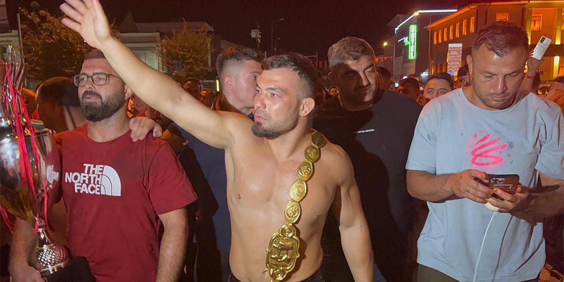 Edirne'deki 663’üncü Kırkpınar Yağlı Güreşleri’nde başpehlivan olan Yusuf Can Zeybek, kent merkezinde vatandaşlar tarafından coşkuyla karşılanırken; hamam geleneğini bozmadı.