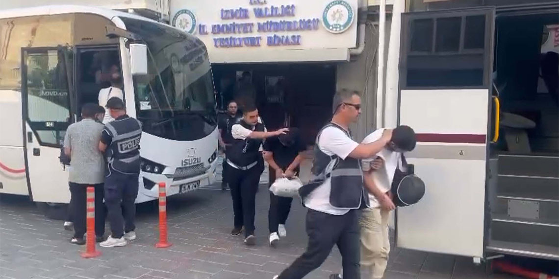 İzmir merkezli 12 ilde, internet üzerinden 'evde ek iş evde paketleme işi' ilanları vererek 100 milyon lira dolandırıcılık yaptıkları belirlenen şüphelilere yönelik polisin düzenlediği ‘Paket’ adı verilen operasyonda 64 kişi gözaltına alındı.