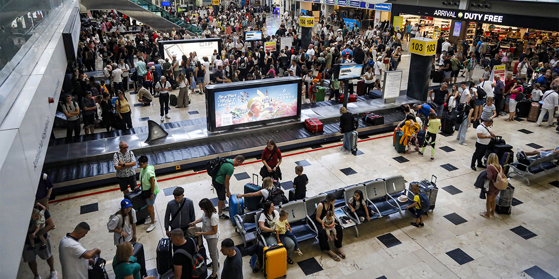 Bu yıl 17 milyon turist hedeflenen Antalya'ya, 6 ayda hava yoluyla iç ve dış hatlar toplamda 14 milyon 574 bin 33 yolcu geldi.