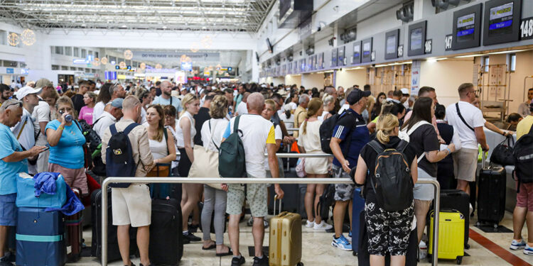 17 milyon turist hedeflenen Antalya'ya 14,5 milyon yolcu geldi