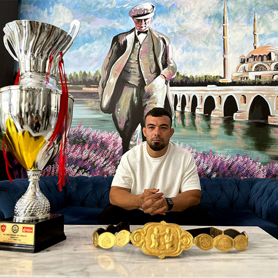 Tarihi Kırkpınar Yağlı Güreşleri'nde rakiplerini yenerek başpehlivan olan Yusuf Can Zeybek, "Altın kemerin ebedi sahibi olmak istiyorum" dedi.