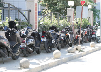 Otopark zammına tepki gösterip kaldırımları işgal ettiler