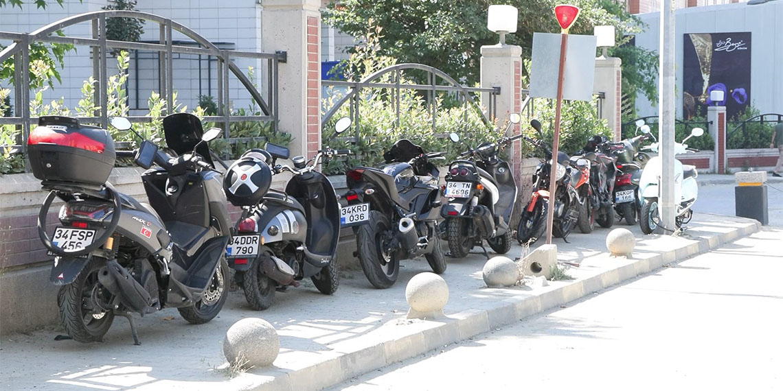 Otopark zammına tepki gösterip kaldırımları işgal ettiler