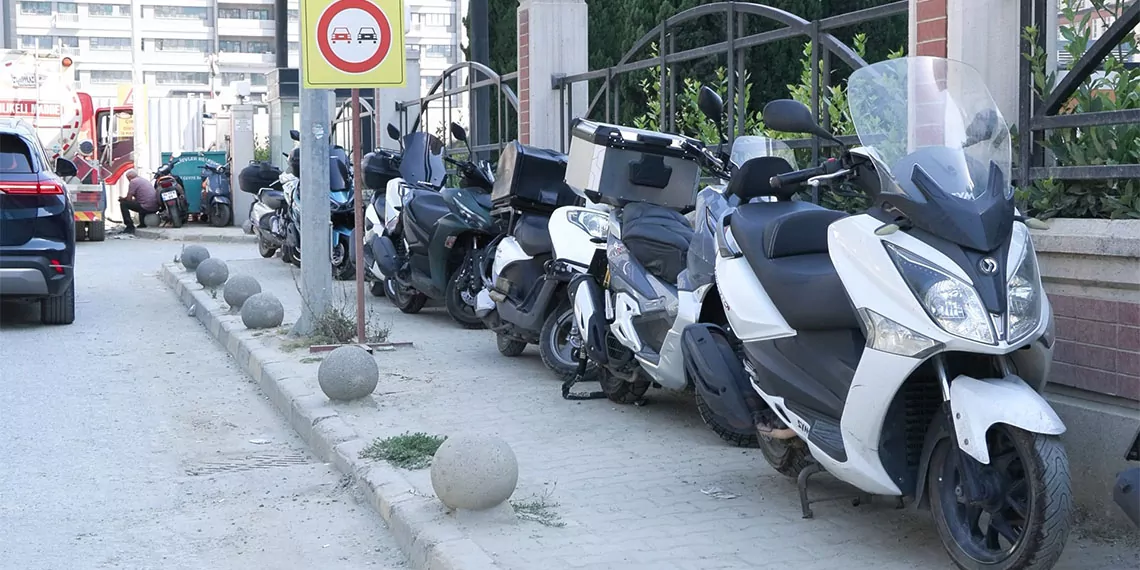 Bahçelievler'deki kuyumcukent avm'nin otopark ücretine üst üste zam yapılınca otopark zammına tepki gösterip kaldırımları işgal ettiler.