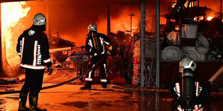 Konteyner iş yerleri yanan 25 esnaf mağdur oldu