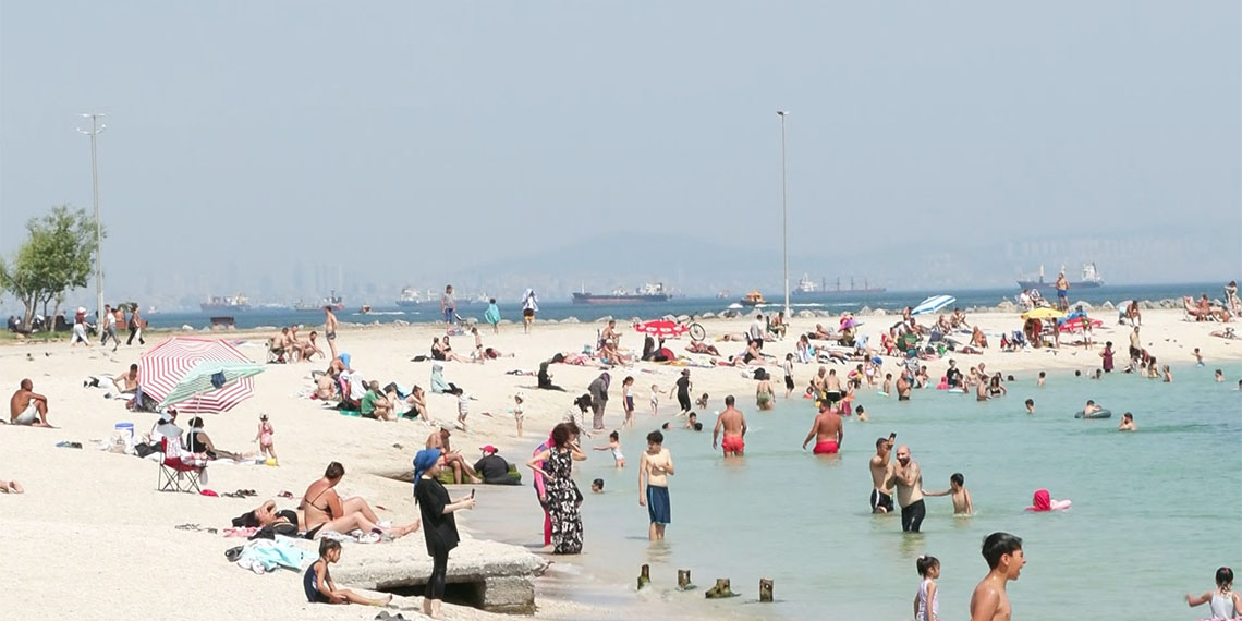 İstanbul'da sıcak havadan bunalanlar, serinlemek için denizin yolunu tuttu. Bakırköy’deki Yeşilköy Halk Plajı’na gelerek denize giren vatandaşlar, hem serinledi hem eğlendi.