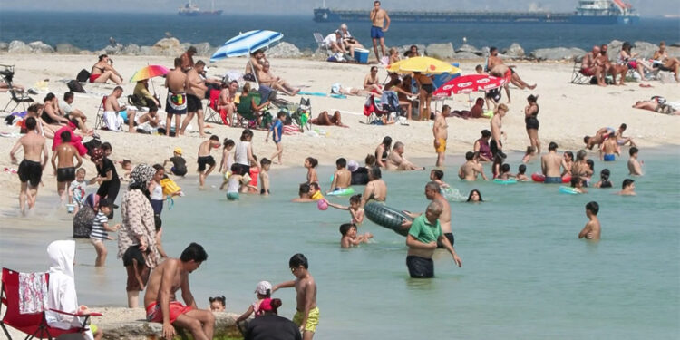 İstanbul'da sıcak havadan bunalanlar denize koştu