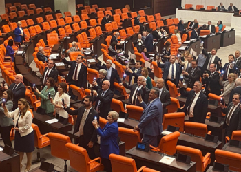 TBMM Genel Kurulu'nda, ışık açma-kapatma eylemi