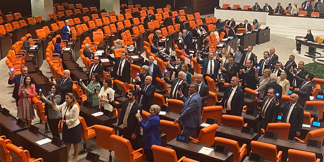 TBMM Genel Kurulu'nda, ışık açma-kapatma eylemi