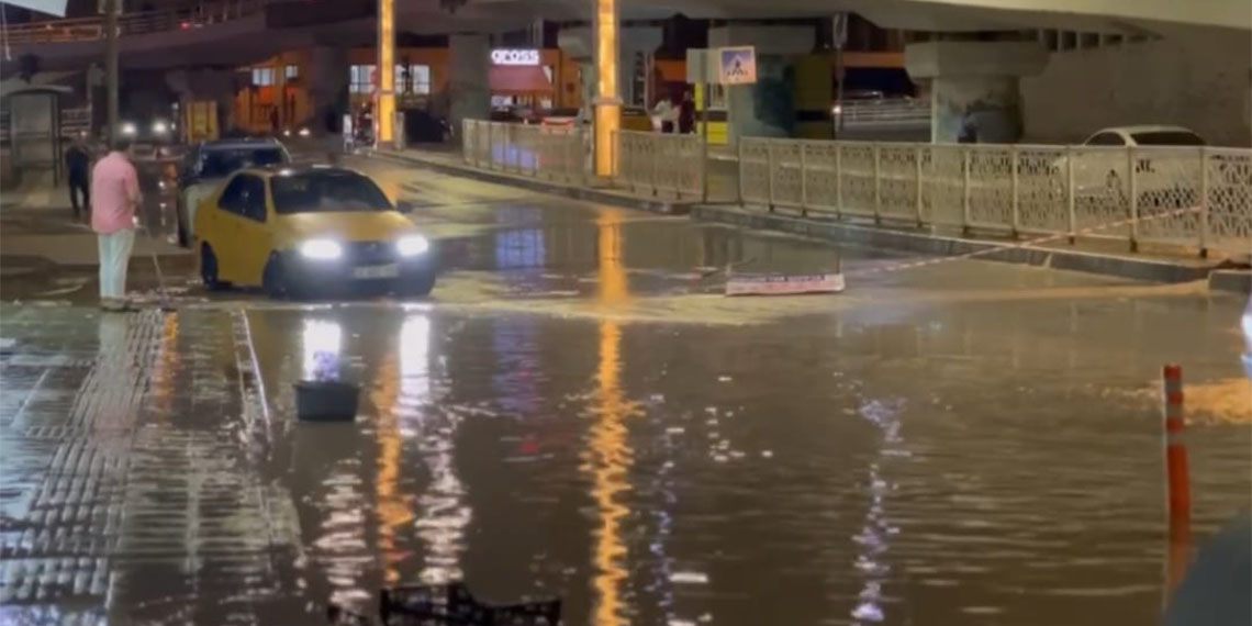 Altgeçitte mahsur kalan anne ve iki çocuğu kurtarıldı