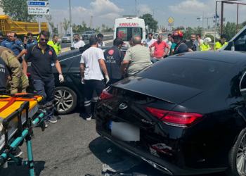 Tuzla'da kavşağa giren otomobil kaza yaptı; 3 yaralı